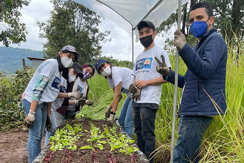 PayPals Mitarbeitende bei ihrer Freiwilligenarbeit für United Way in Guatemala